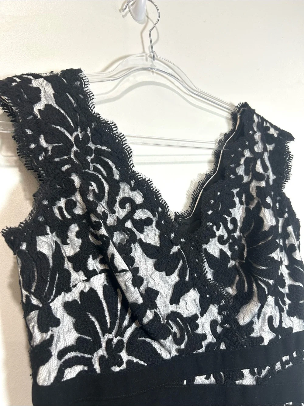 Tadashi Shoji Lace Dress Sz 8 Black Sleeveless Scallop Hem Sheath Cocktail Party